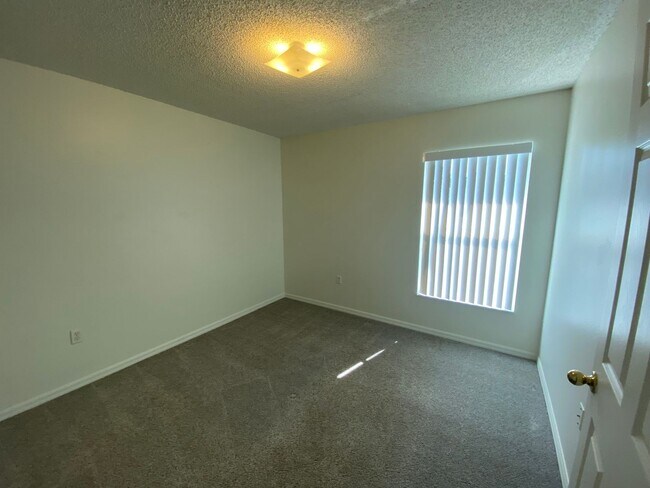 Building Photo - 4 Bedroom Pool Home in Davenport, FL