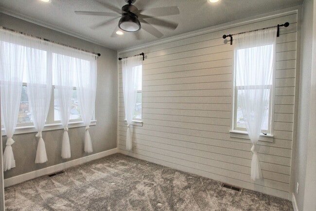 Building Photo - Newer 2 bed 2.5 bath Castle Rock townhome.