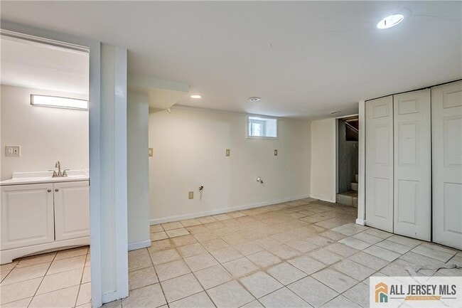 Building Photo - 81 Coakley St