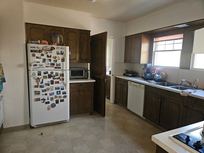 Building Photo - 5bd 5ba Stunning Home