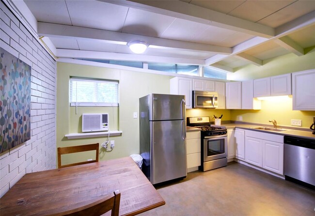 Building Photo - 2325 Newfield Ln