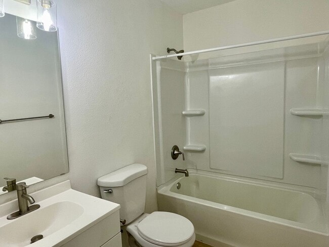 Building Photo - Spacious 4 Bedroom 2 Bathroom Single Famil...