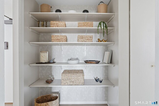 Building Photo - 887 Farmington Ave