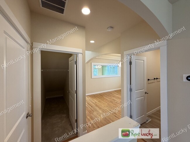 Building Photo - Amazing 5 Bedroom Home in Bothell with Gorgeous Finishes and Large Family Room!