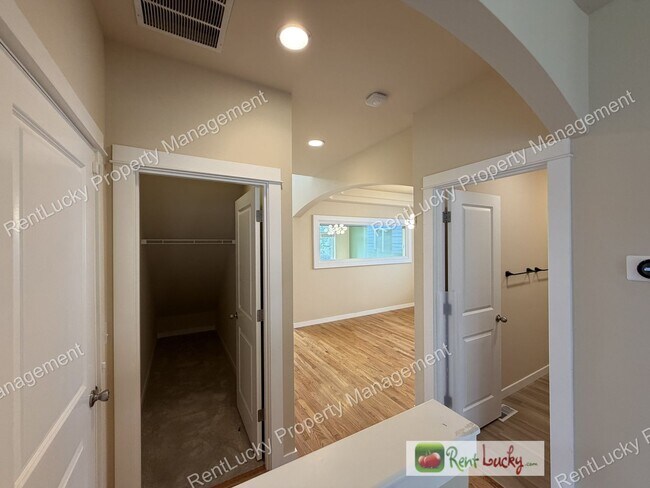 Building Photo - Lovely 5 Bedroom, 3 Bath Home in Bothell! Upgraded Front Room and Large Primary!