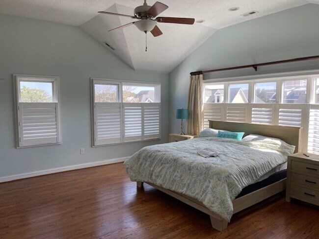 Building Photo - Immaculate 4 bedroom 3.5 bath Home at North End