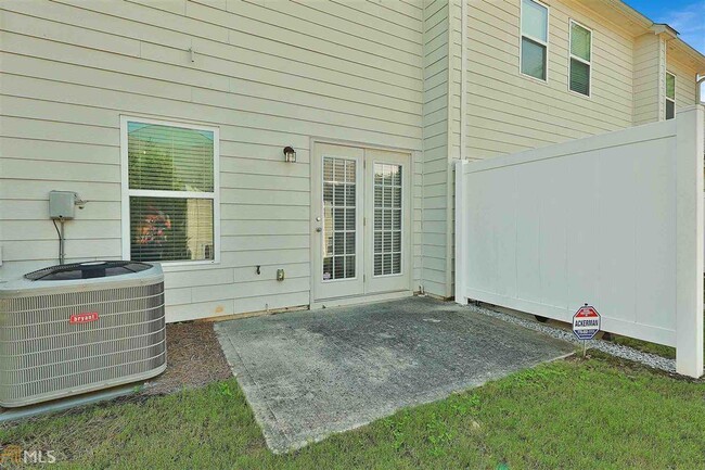 Building Photo - HOA community, swim/tennis, 2 bed, 2bath, ...