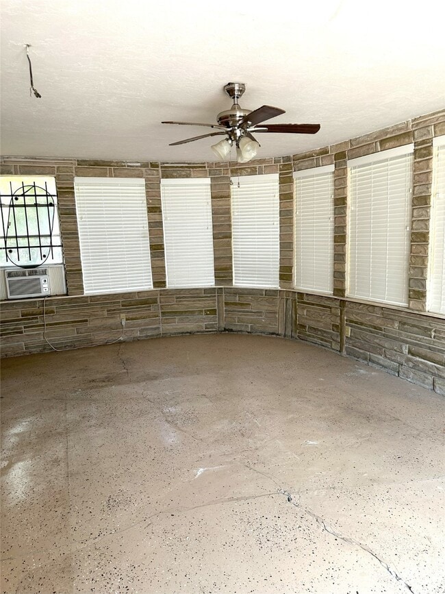 Building Photo - 4849 Larkspur St