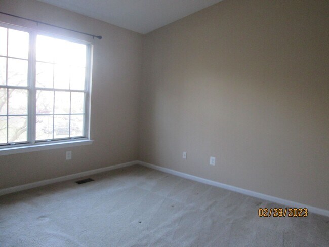 Building Photo - Perfect location, Spacious House