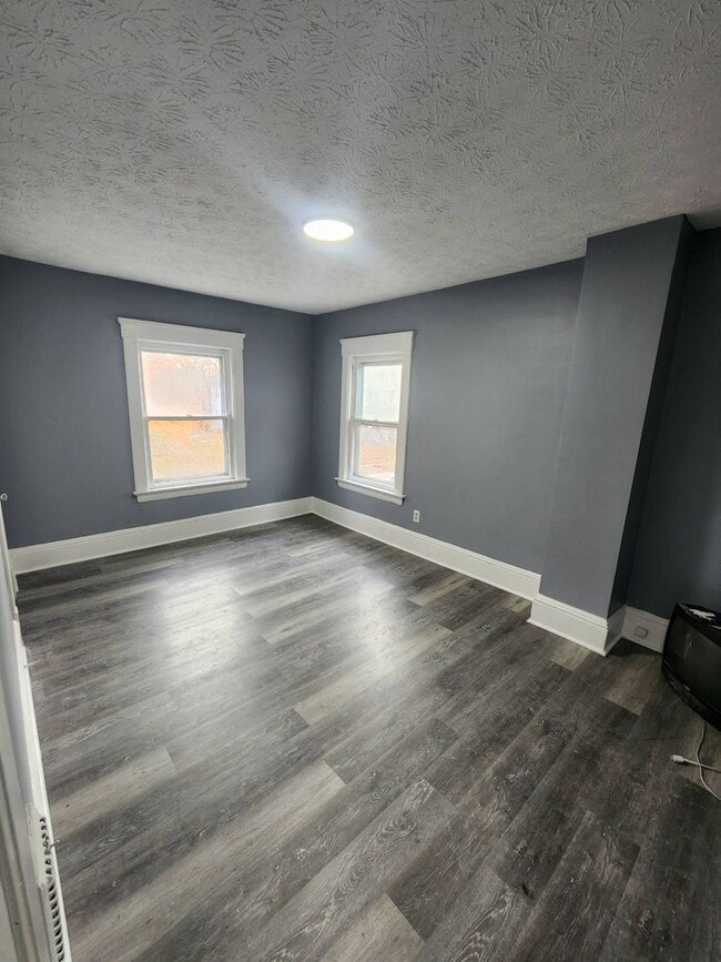 Building Photo - Charming 3-Bedroom Property in Prime Location