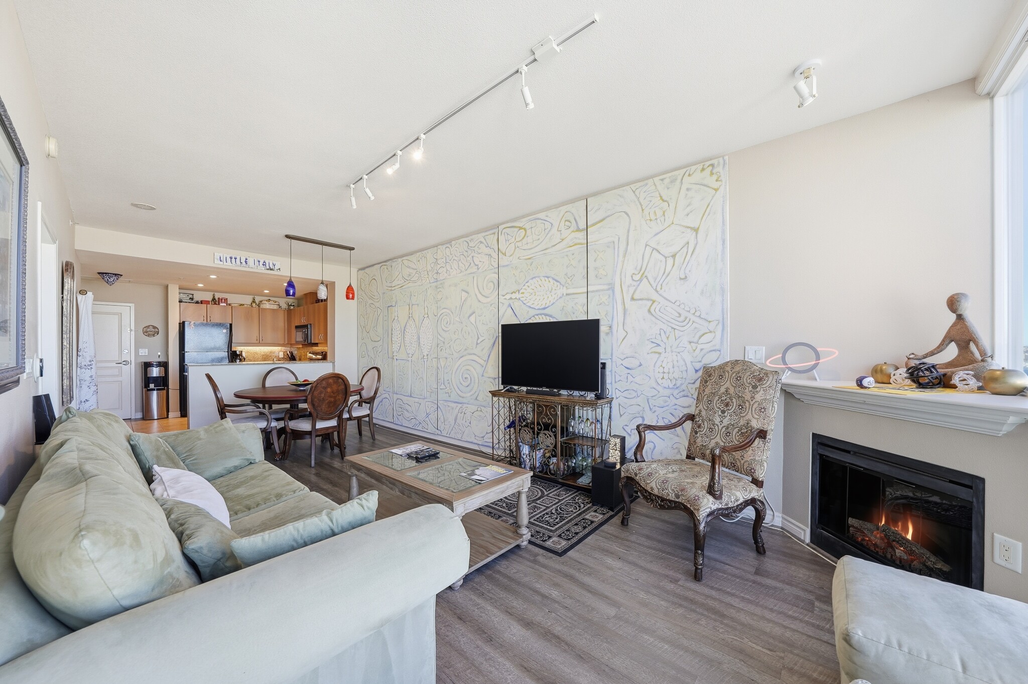 Building Photo - 300 W Beech St