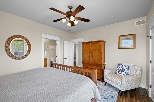 Building Photo - 18004 Edgewood Way