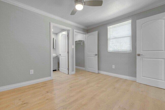 Building Photo - Bungalow style apartment on a quiet property is now available!
