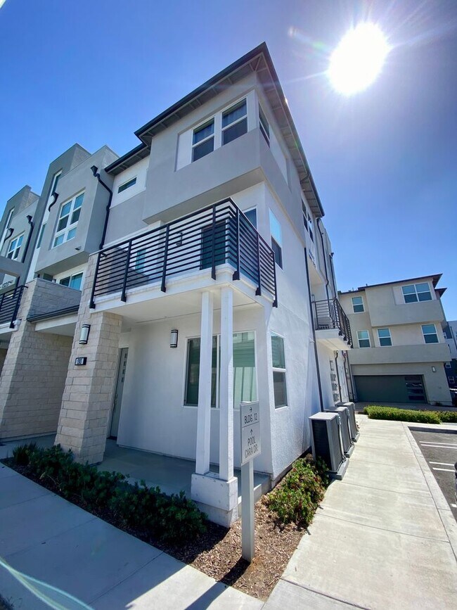 Building Photo - Four Levels of Modern Luxury Living in Ana...