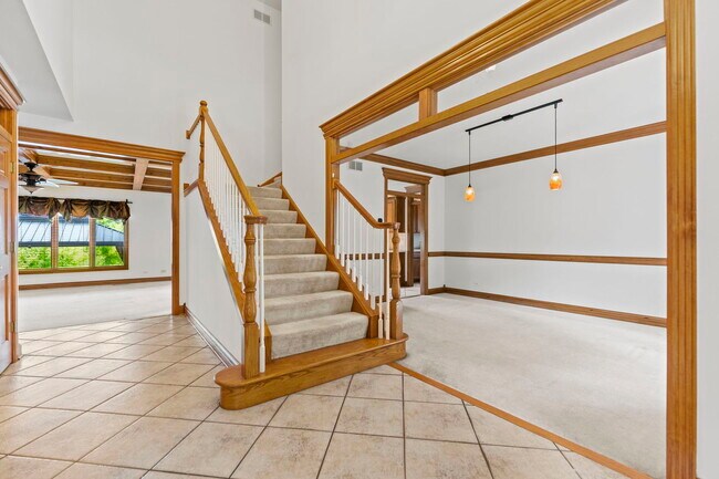 Building Photo - 552 Waters Edge Dr