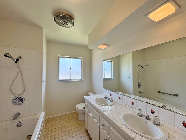 Building Photo - Beautiful Glendora Home in Desireable Area