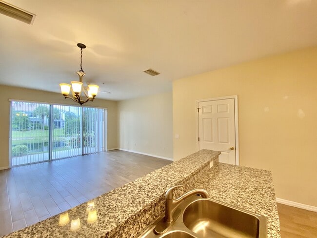 Building Photo - 909 Hampton Cir