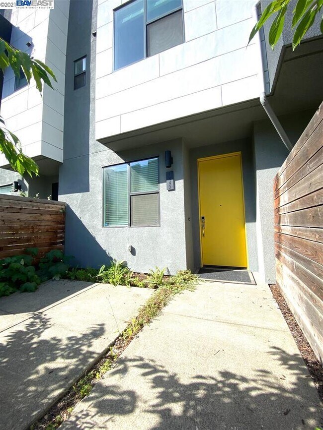 Building Photo - 1443 Oak Alley