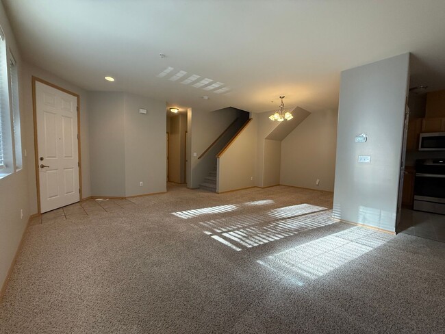 Building Photo - 3 BR 2.5 Bath DuPont Condo