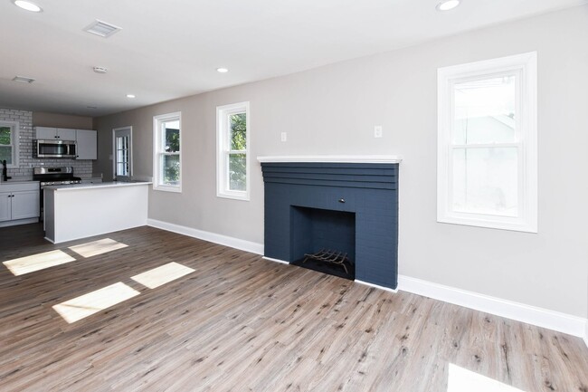 Building Photo - 4 Bedroom 2.5 Bathroom Open Floor Plan 3 S...