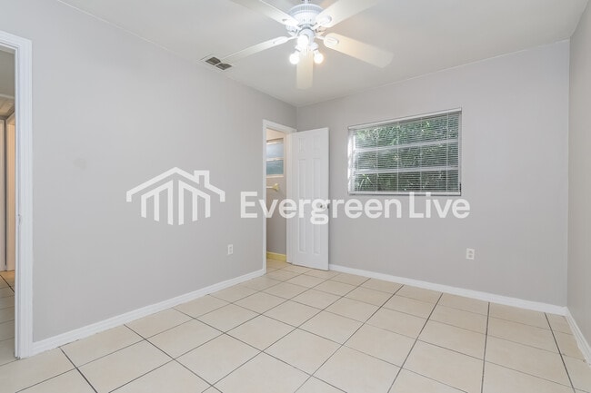 Building Photo - 2222 N Hastings St