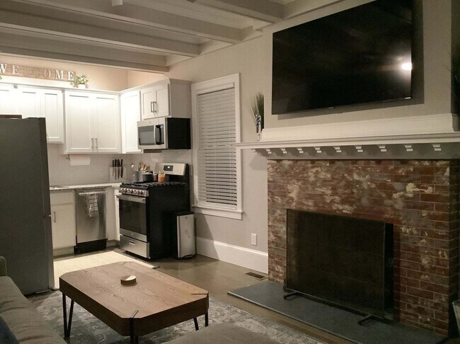 Building Photo - 14 Chilton St