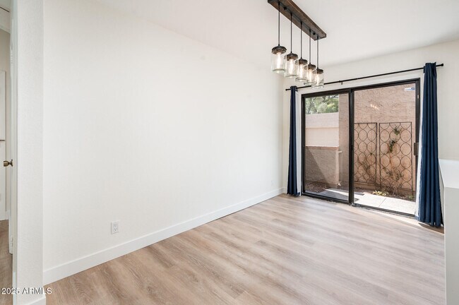 Building Photo - 6430 N 77th Way