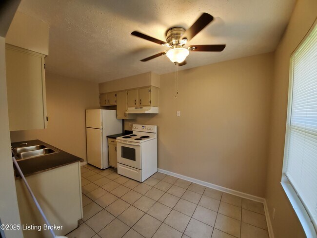 Building Photo - 3217 Springfield Dr