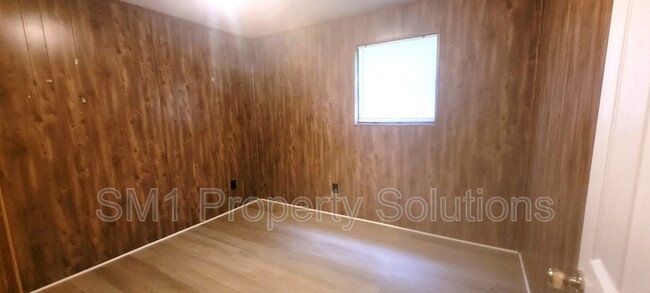 Building Photo - 1716 Green Oaks Dr SE