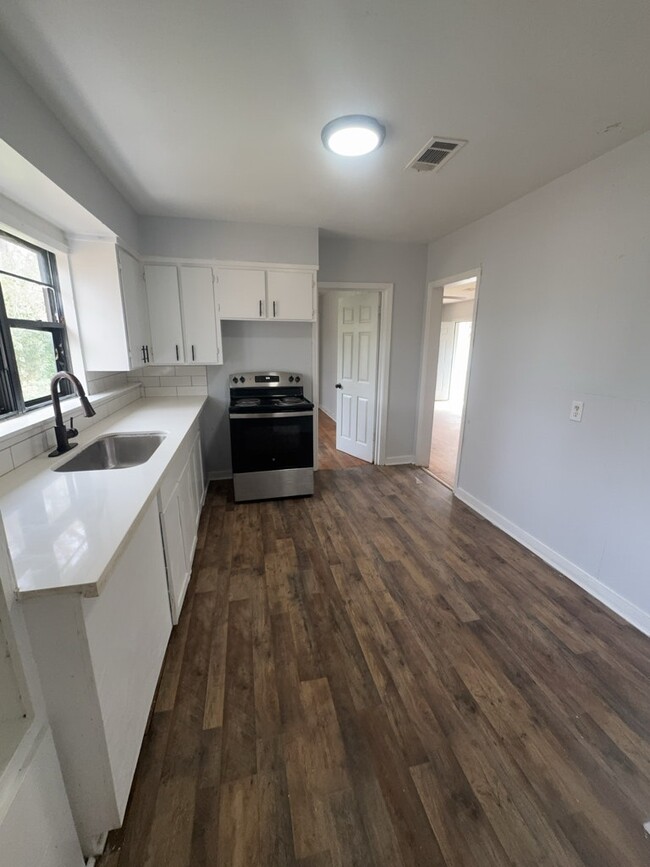 Building Photo - 320 Lawrence Rd