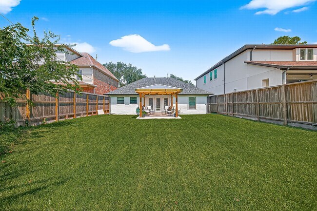 Building Photo - 5121 Locust St