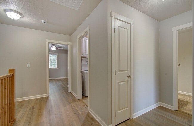 Building Photo - Charming 3 bd 2.5 ba Townhouse - Available Now!
