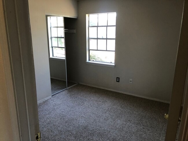 Building Photo - Charming 3 Bed 2 Bath!
