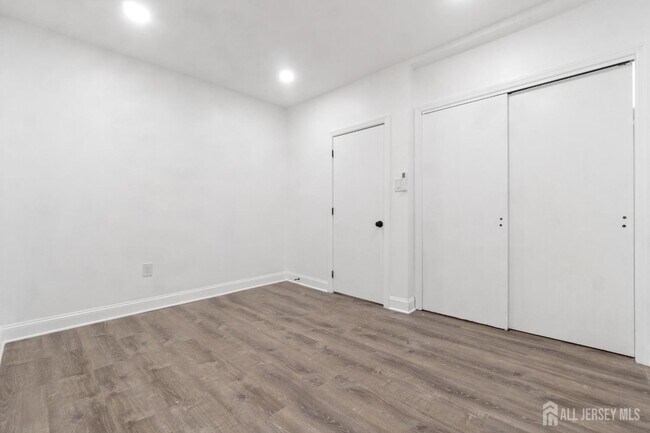 Building Photo - 427 Benner St