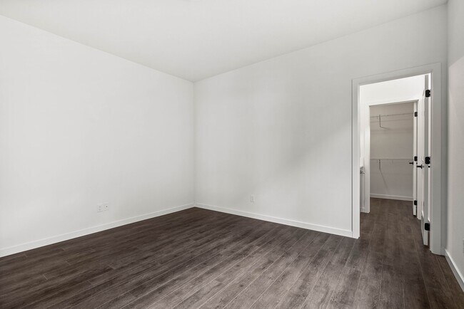 Building Photo - 604 S Crescent Ln
