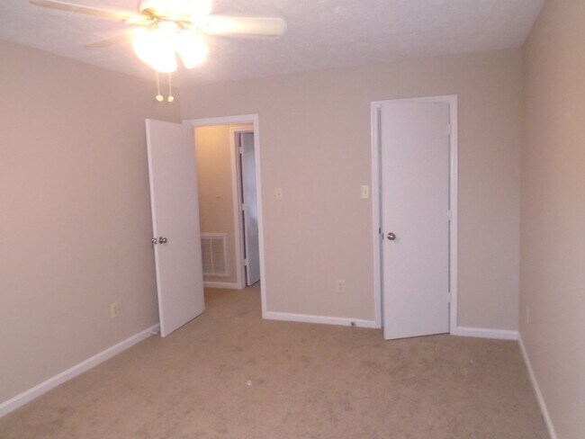 Building Photo - 912 Hollydale Ln