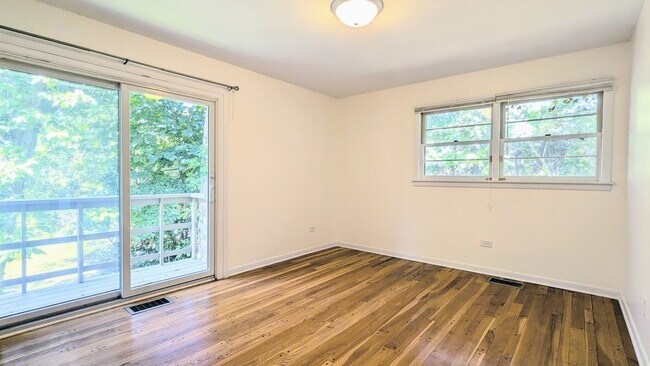 Building Photo - 2030 Crestwood Ln