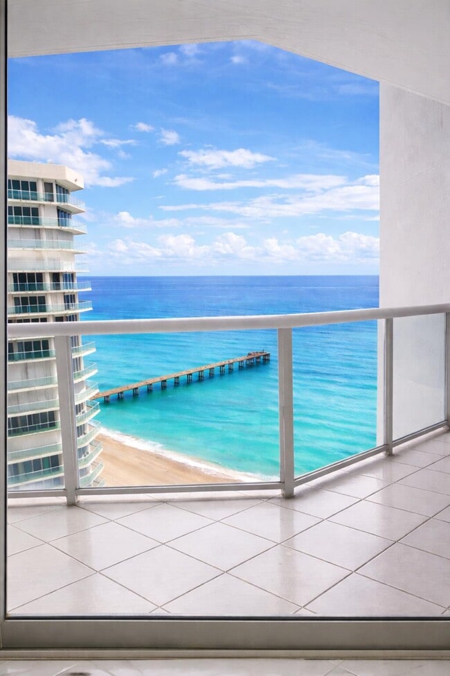 Building Photo - 16425 Collins Ave