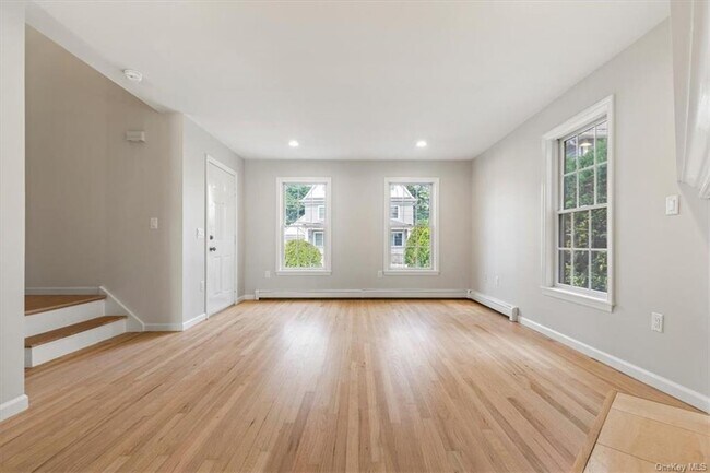 Building Photo - 131 Maple Ave