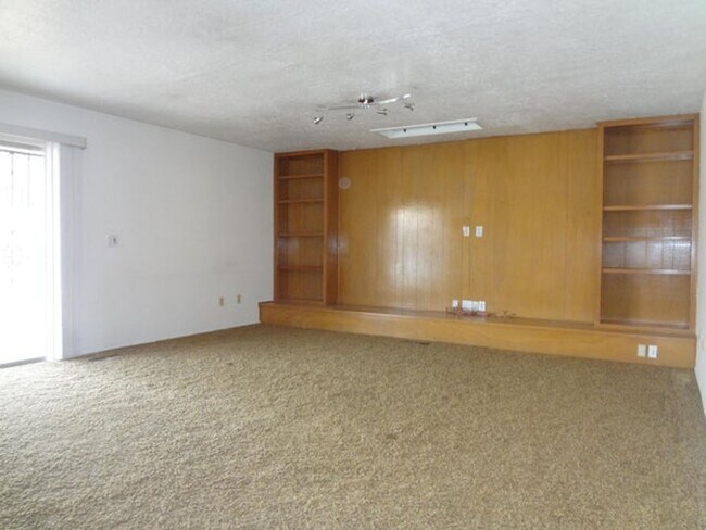 Building Photo - NE 2/BA 2/BA 2/CG