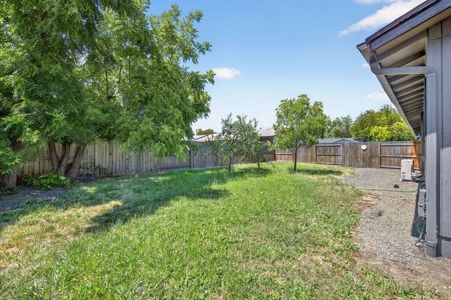 Building Photo - Modern 2-Bedroom Duplex with New Kitchen &...