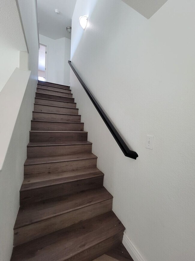 Building Photo - 4 Bedroom 2 Bathroom Home Close to Shopping and Restaurants!!