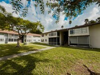 Building Photo - 325 W Laurel Dr