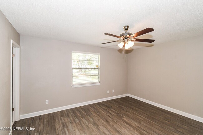 Building Photo - 1533 Raven Dr S