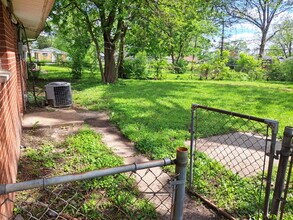 Building Photo - "3-Bedroom Quiet Neighborhood !"