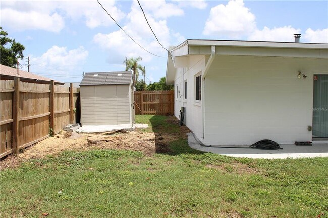 Building Photo - 4215 18th Ave Dr W