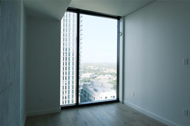 Building Photo - 610 Davis St