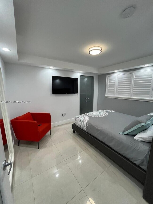 Building Photo - 1700 NW N River Dr