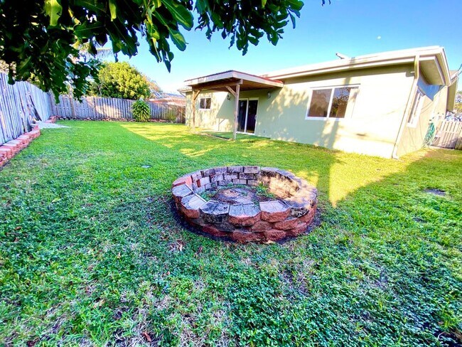 Building Photo - 213 NE 9th Ave