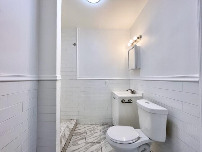 Building Photo - 389 Monmouth St